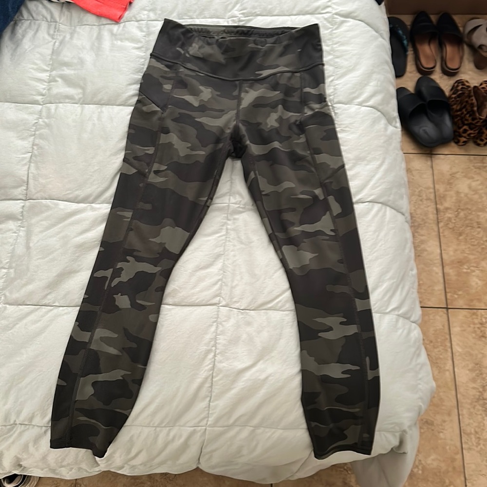 Athleta 7/8 camo contender Tight